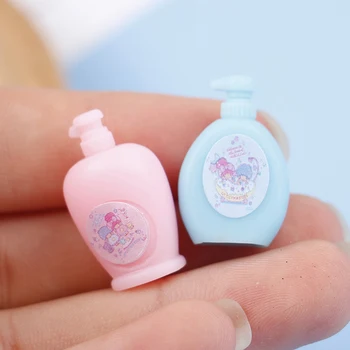 Yeni！1:12 Evcilik Minyatür Mavi Pembe Şampuan Mavi Duş Jeli Bebek Banyo Tuvalet Dollhouse Mobilya Aksesuarları