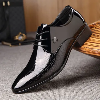 Rahat Düz Oxford Ayakkabı Erkekler Lüks Patent Deri Düğün Ayakkabı Sivri sivri uçlu ayakkabı Moda Düşük Üst Mükemmel Klasik Yeni